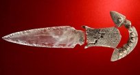 Prehistorik Megalitik Mezarda 5000 Yıllık Nadir Kristal Hançer Bulundu