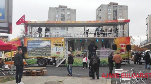 Türk bayraklı çay reklam kampanyasını polise şikayet ettiler