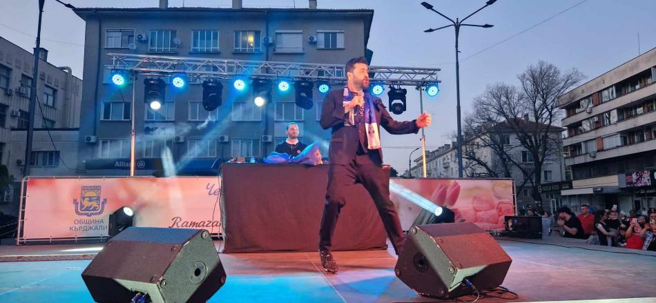Kırcaali’de Türk pop yıldızı Burak Kut konser verdi