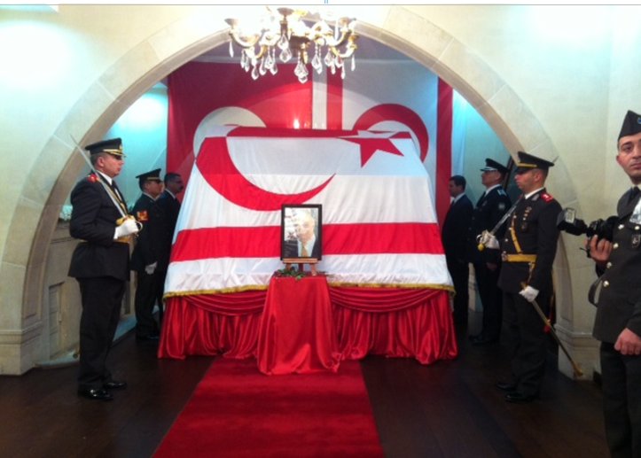 RAUF DENKTAŞ’IN MEZARINA BİR KÜREK TOPRAK