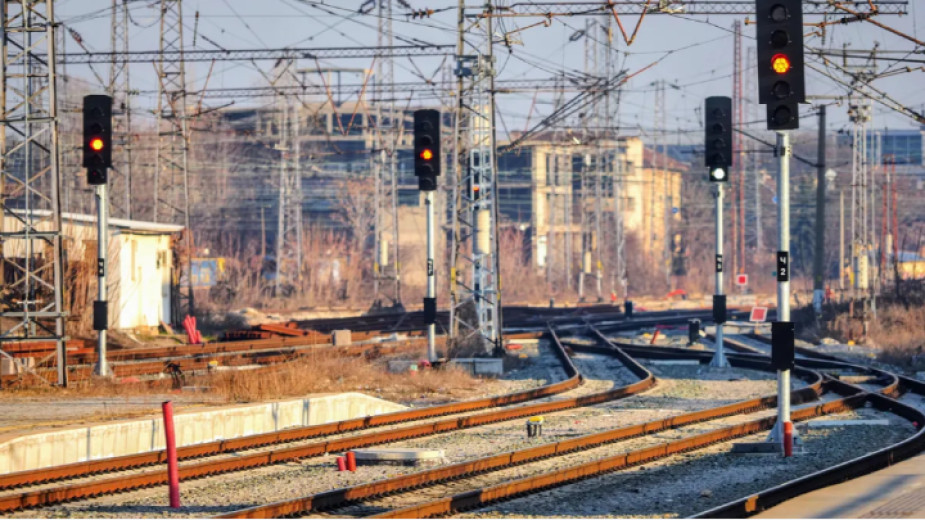 Karnobat garında bir lokomotif yolcu vagonuna çarptı
