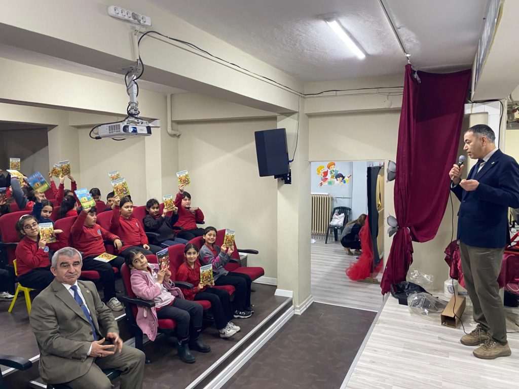 Bultürk Derneği Kocaeli-Derince Cumhuriyet İlkokulu’nda Rumeli’ye Geçiş Konferansı ve Kırcaali Efsanesi Belgesel Gösterimi Düzenledi