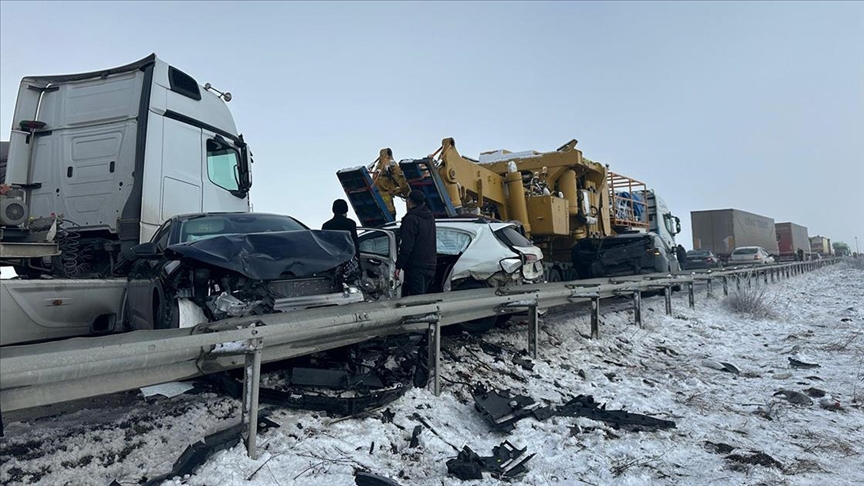 Erzurum’da Yoğun Sis ve Buzlanma Nedeniyle Zincirleme Trafik Kazası: Çok Sayıda Yaralı