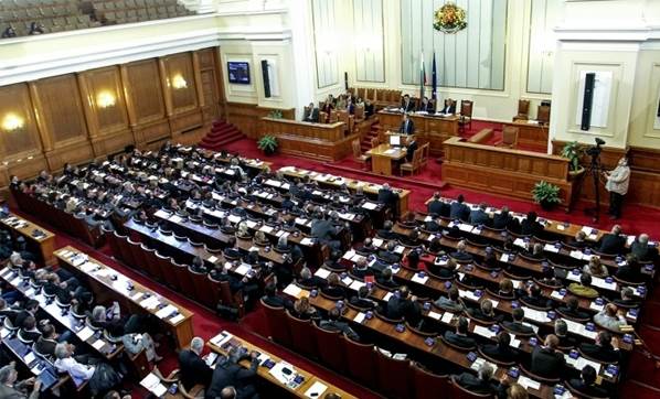 Bulgaristan Parlamentosu Bütçe Uzatma Yasasındaki Değişiklikleri Görüşmeye Başladı