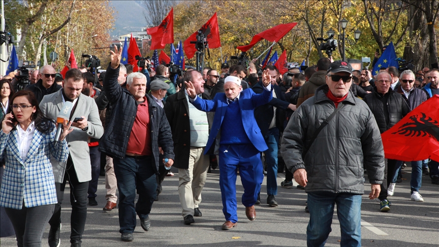 Arnavut Muhalefeti Tiran’da Yeni Anti-Hükümet Protestosu Düzenledi
