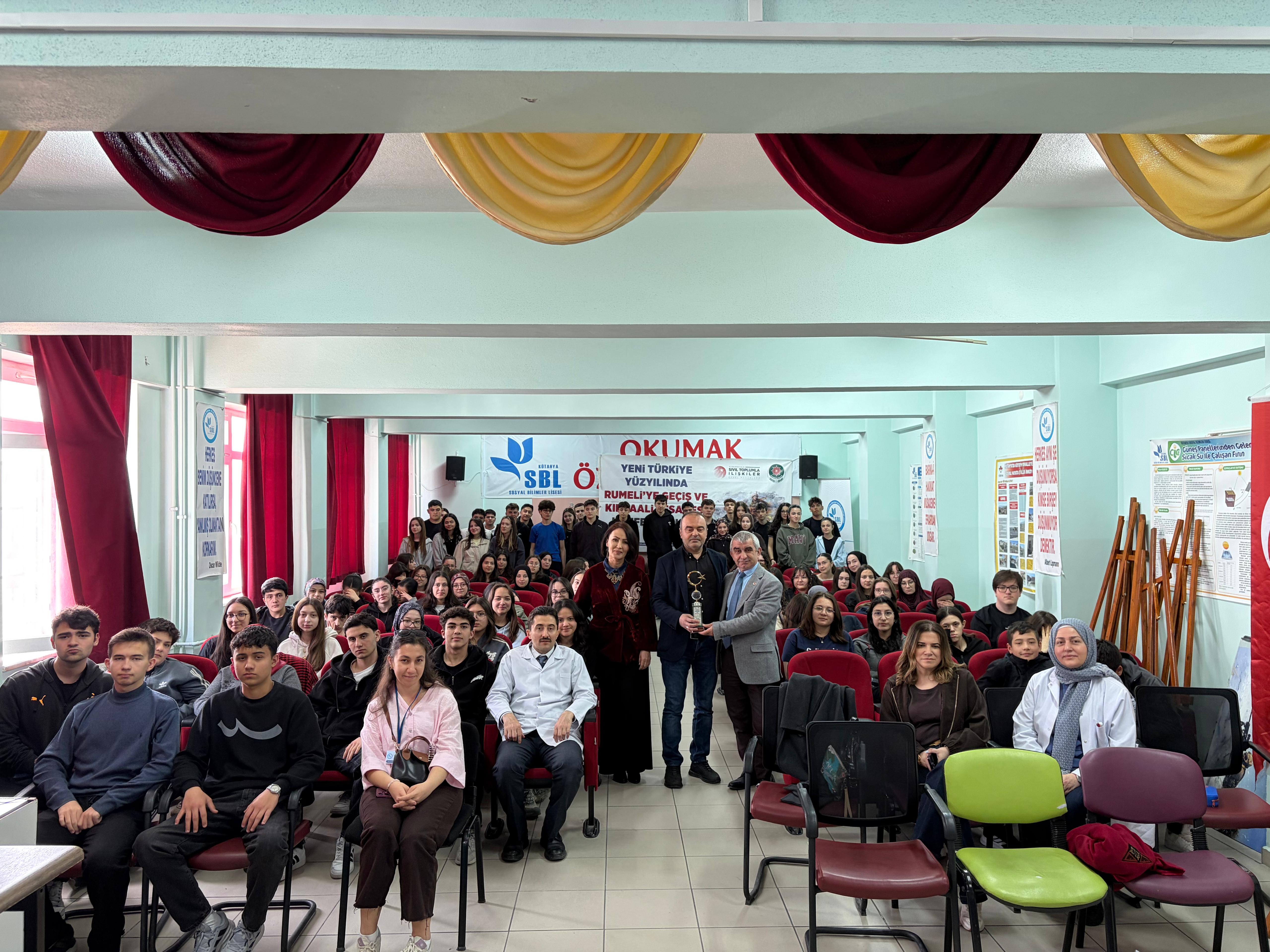 Bultürk Derneği Kütahya Aysel-Selahattin Erkasap Sosyal Bilimler Lisesi’nde “Rumeli’ye Geçiş” Konferansı ve “Kırcaali Efsanesi” Belgesel Gösterimi Düzenledi