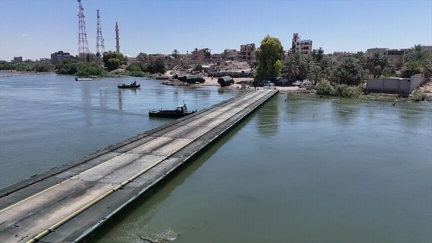 TSK ve Suriye ordusundan Fırat Nehri üzerine yüzer köprü